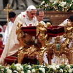 Benedicto XVI celebra la Misa del Gallo
